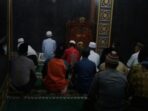 Jamaah Masjid Raya Miftahul Iman Sholat Subuh Dalam Kegelapan
