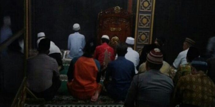 Jamaah Masjid Raya Miftahul Iman Sholat Subuh Dalam Kegelapan