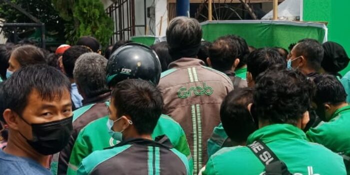 Lansia Keluhkan Pelayaan Vaksinasi Covid-19 di Jalan Cik Ditiro