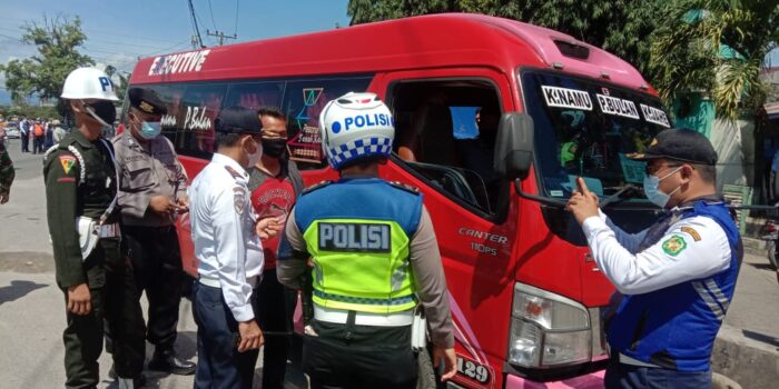 Pastikan Patuhi Prokes, Petugas Kembali Periksa Angkutan Umum dan Pribadi