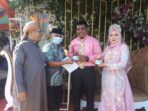 Disaksikan Wabup, Disdukcapil Palas Serahkan KTP dan KK Kepada Keluarga Baru