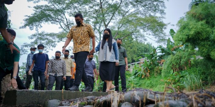 Bobby Ajak Kahiyang Terobos Hujan Kunjungi Hutan Kota