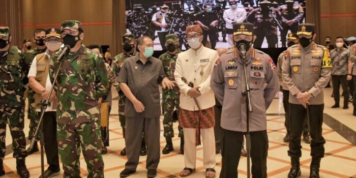 Panglima TNI dan Kapolri Tinjau Vaksinasi Massal di Bandung