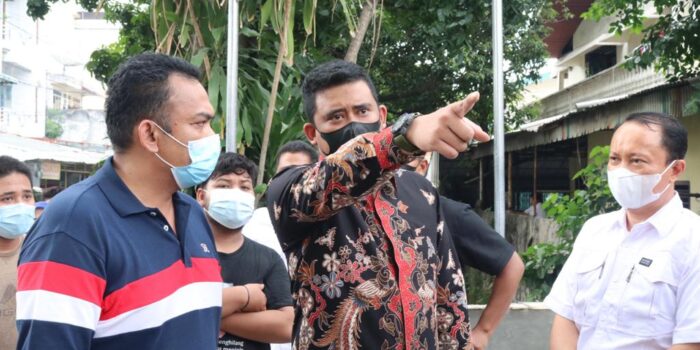Biarkan Pembangunan Ilegal Tempat Parkir di Atas Parit, Bobby Tegur Lurah Pandau Hulu II