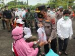 Kapoldasu dan Pangdam I/BB Serahkan Sembako ke Masyarakat