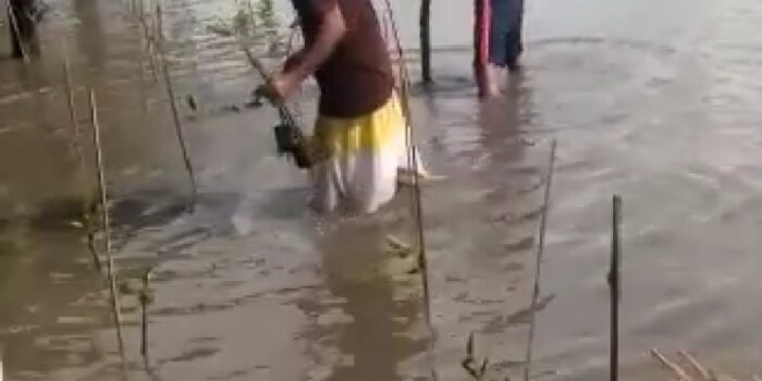 Warga Tanam Pohon Bakau di Pantai Tiram