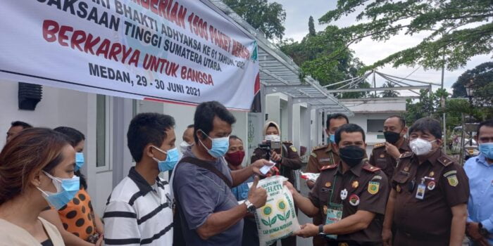 Kejati Sumut Gelar Vaksinasi Massal dan Bagi 1500 Paket Beras