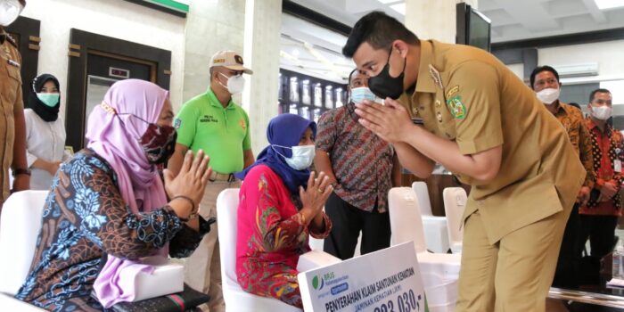Wali Kota Medan Serahkan Klaim Santunan JKM dan JHT