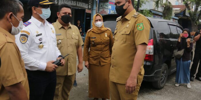 Wali Kota Medan Turun Langsung Meninjau Jalan Rusak di Medan Selayang