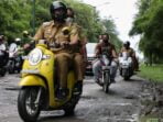 Pinjam Sepeda Motor Staf, Walikota Bonceng Kadis PU Lihat Jalan   Jalan Pasar Induk Lau Chi