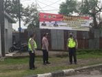 Ajak Masyarakat Patuh, Polsek Medan Helvetia Pasang Spanduk PPKM Darurat
