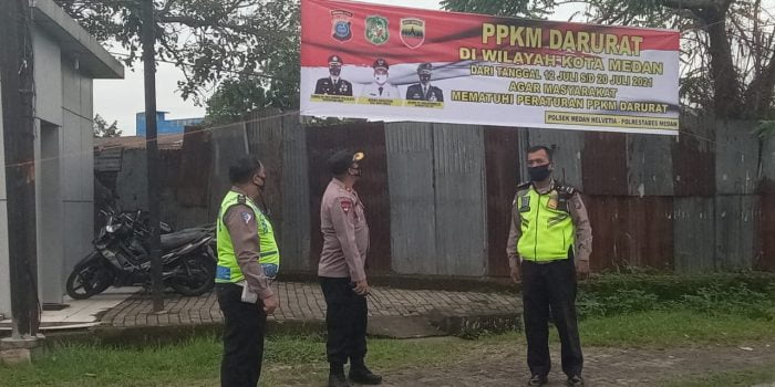 Ajak Masyarakat Patuh, Polsek Medan Helvetia Pasang Spanduk PPKM Darurat