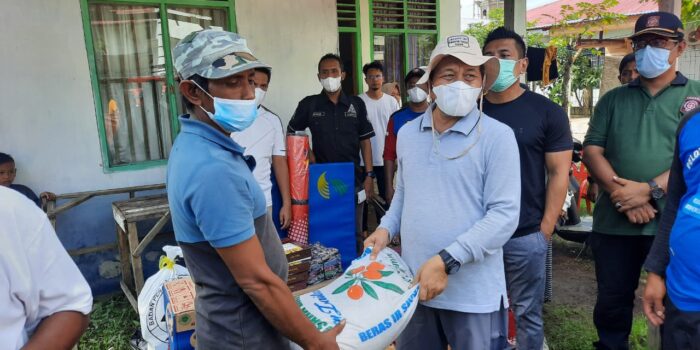 Marzuki Hamid Salurkan Bantuan Kebakaran Untuk Munizar