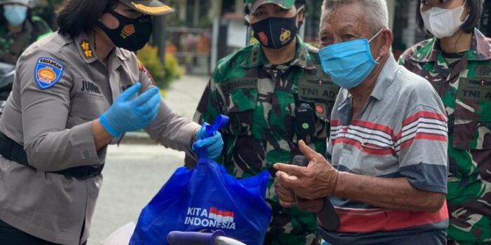 Polda Sumut Distribusikan Bansos Dari Ibu Asuh dan Pakor Polwan RI Bagi Warga Kurang Mampu