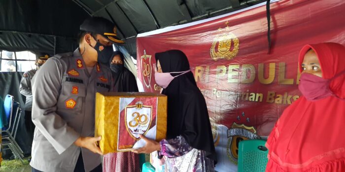 Kapolres Abdya Bagikan Paket Sembako ke Warga