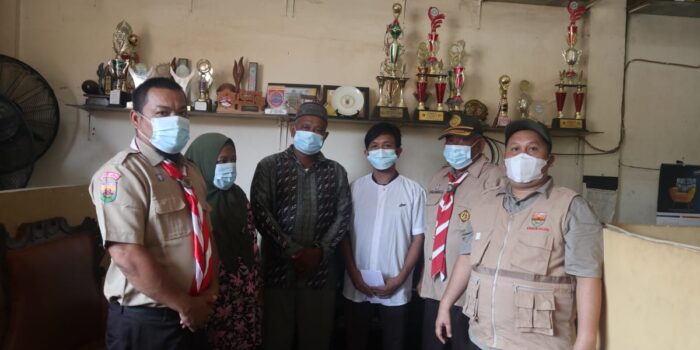 Kwarcab Pramuka Palas Bantu Korban Kebakaran Rumah