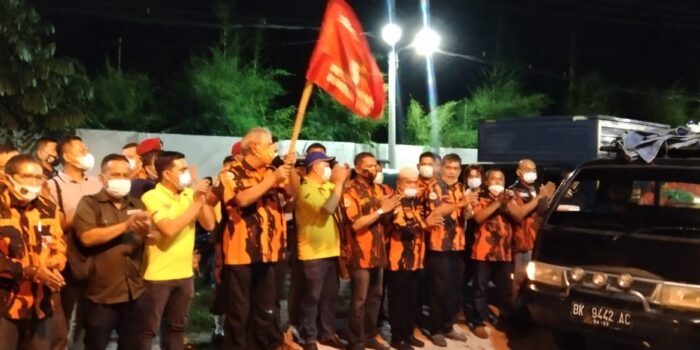 MPW PP Sumut, Komunitas Satu Hati, dan Wartawan Unit DPRD Kota Medan Gelar Penyemprotan Cairan Eco Enzym dan Bagi Sembako