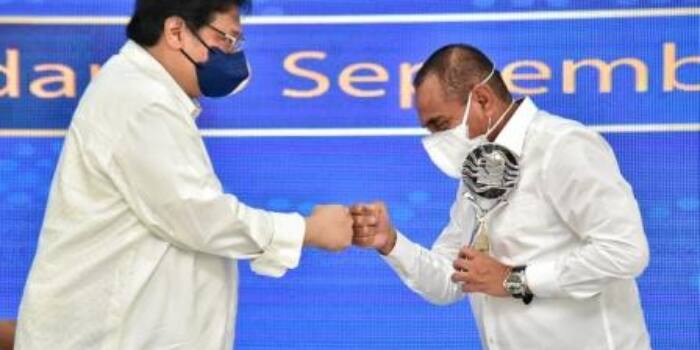 Airlangga Serahkan Piala TPID Award 2021 kepada Gubsu
