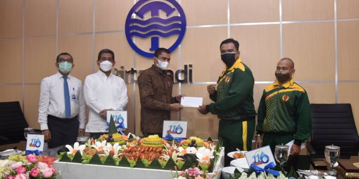 Kabir Bedi Beri Tali Asih Atlet PON XX Papua 2021 yang Merupakan Karyawan Tirtanadi