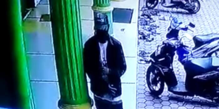 Maling di Masjid Raya Miftahul Iman Terekam CCTV