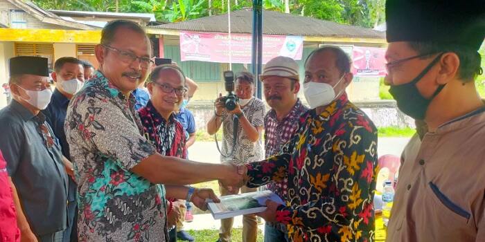 Penyaber Nakhe Serahkan Grand Desain Desa Wisata ke Tiga Kades di Gunungsitoli Barat