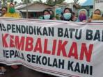 Kepsek Dicopot, Wali Murid SD 4 Titi Merah Batubara Pasang Spanduk Minta Dikembalikan