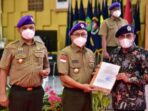 Zulkifli Hasan Sematkan Baret IARMI kepada Gubernur Edy Rahmayadi