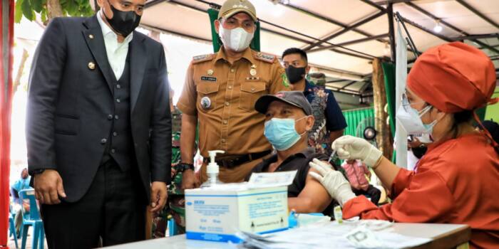 Bobby Nasution Tinjau Vaksinasi ‘Jempol’