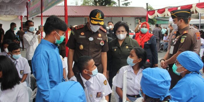 Kejatisu Sanjung Kejari Karo Vaksin 1500 Peserta