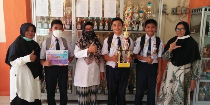 SMP Negeri 1 Tapaktuan Raih Piala Juara I di LCC