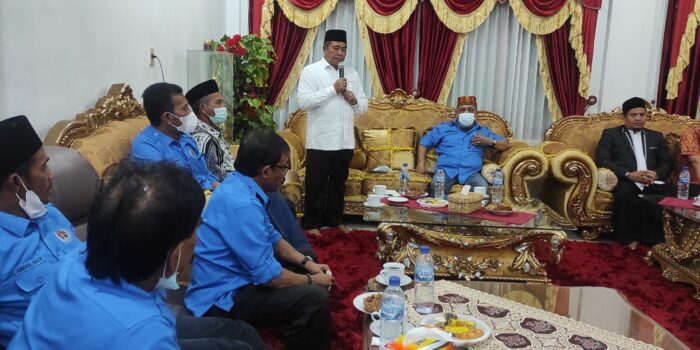 Diundang ke Meulaboh, Bupati Aceh Barat Peusijuek Ketua PWI Aceh