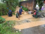Babinsa Bersama Warga Bersih Saluran Parit Tersumbat