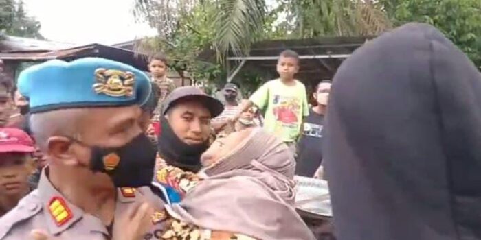 Aksi Heroik Kasi Propam Polres Sergai, Tolong Nenek dan Cucu Pingsan
