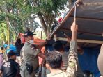Satpol – PP Madina Bongkar Bangunan Kios Liar di Area Mesjid Agung Nur Ala Nur