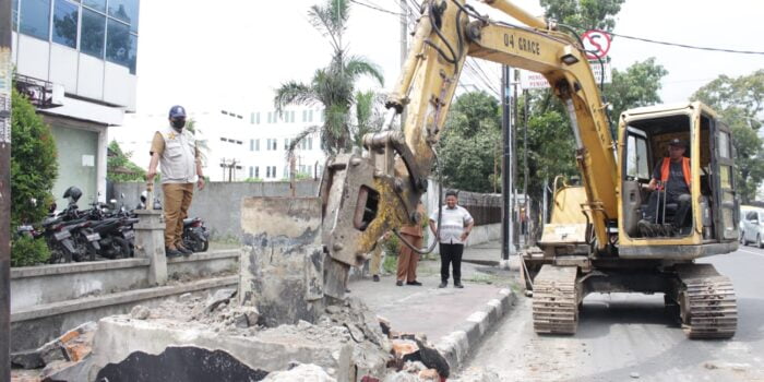 Dinas PU dan Dinas Kebersihan Pertamanan Kolaborasi Bersihkan Kawasan Jalan Adam Malik Medan