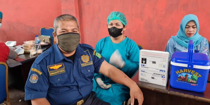 Pegawai Dinas P2K Medan Disuntik Vaksin Booster