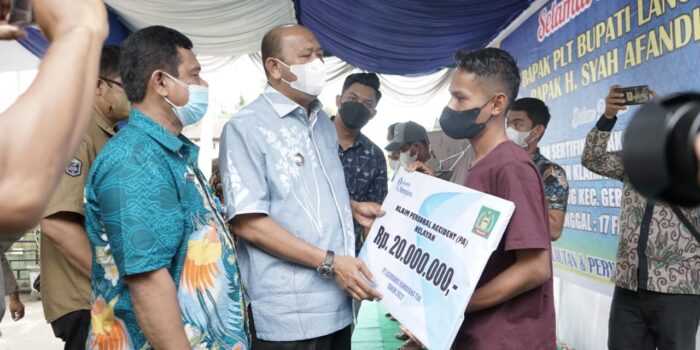Syah Afandin Serahkan 70 Sertifikat Tanah dan Asuransi Nelayan