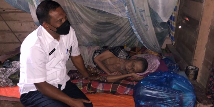 Bupati Rocky Santuni Lansia dan Kaum Dhuafa di Pedalaman Aceh Timur