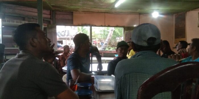 Ombak Besar, Nelayan Padati Warung Kopi di Brandan