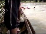 Warga Geger Ada Mayat Hanyut Dengan Sarung Golok Terikat Dipinggang