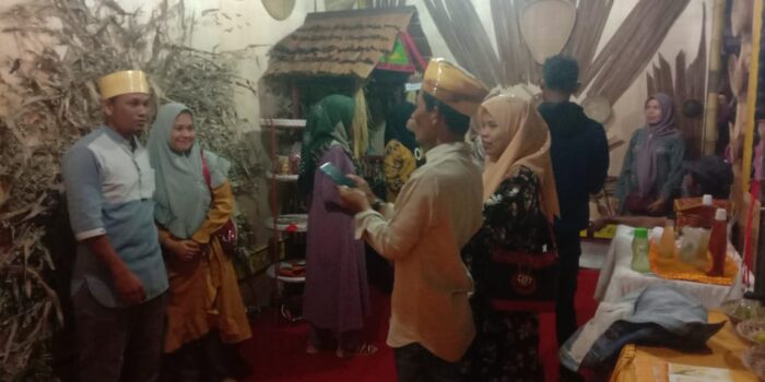 Pengunjung Stand Dekranasda Aceh Selatan Antri Berfose