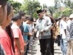 Bupati Madina Serahkan Gajinya Pada Sopir Angkot