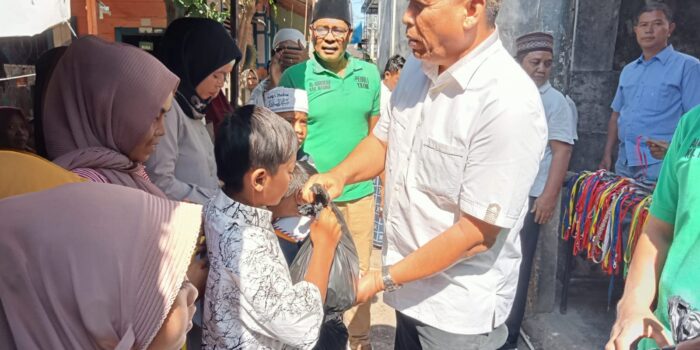 Yayasan Al-Barokah Salurkan Bantuan Sembako dan Daging Lembu