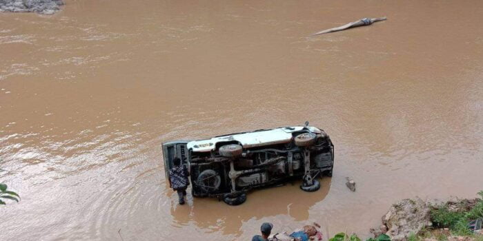 Diduga Akibat Sopir Mengantuk Mobil Penumpang Terjun di Sungai Batang Natal