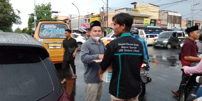 Ambil Berkah di Bulan Ramadhan, DPP IMI Paluta Berbagi Takjil ke Pengguna Jalan