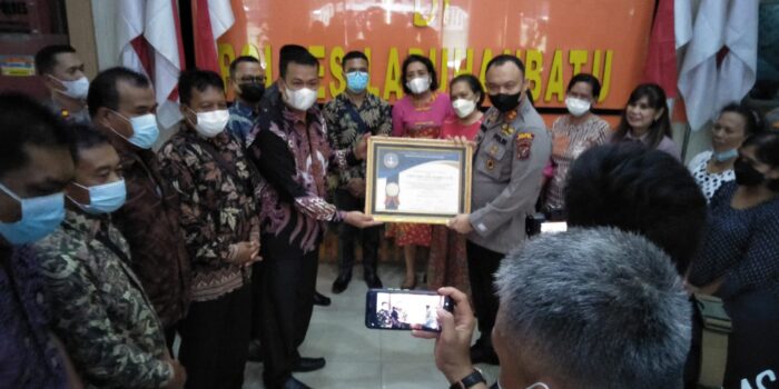 Moderamen GBKP Beri Piagam Penghargaan kepada Kapolri