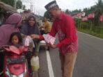 Jelang Berbuka Puasa, Sardiman Bagikan Paket Takjil