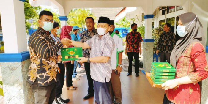 Marzuki Hamid Serahkan Kain Sarung Kepada 1.681 Petugas Gabungan