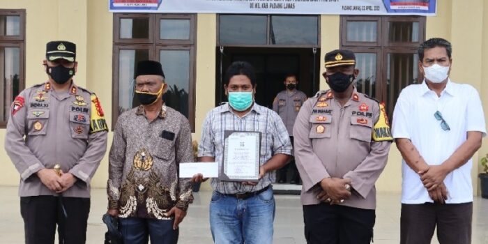 Driver Bus Terima Piagam Penghargaan Dari Kapolres Palas