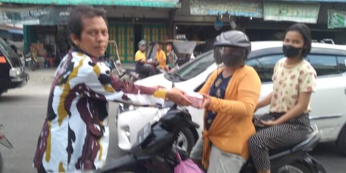 Akhir Ramadhan, IPK Sergai bagikan 500 Takjil ke Pengguna Jalan